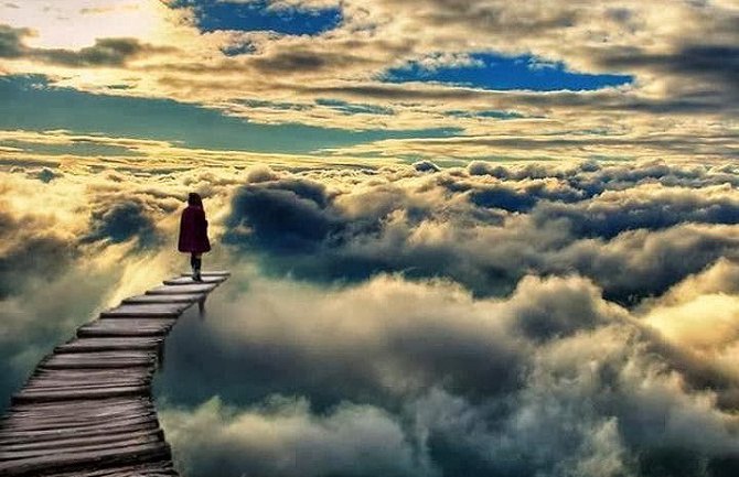 Uma pessoa caminhando em uma ponte em meio as nuvens do céu. Preparado para não receber aquilo que pede a Deus?